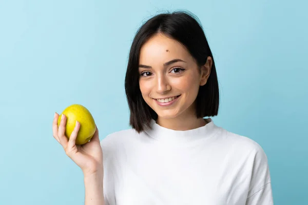 Ung Kaukasisk Kvinna Isolerad Blå Bakgrund Med Ett Äpple — Stockfoto