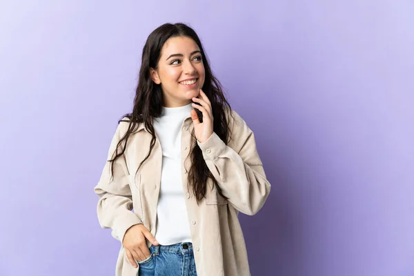 Giovane Donna Caucasica Isolata Sfondo Viola Guardando Verso Alto Sorridendo — Foto Stock