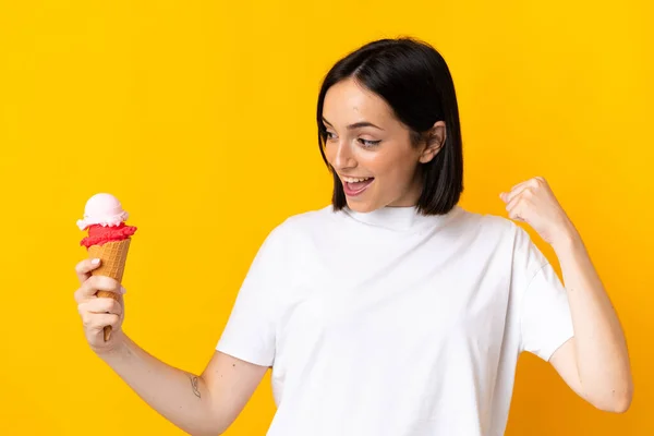 Jonge Blanke Vrouw Met Een Cornet Ijs Geïsoleerd Gele Achtergrond — Stockfoto