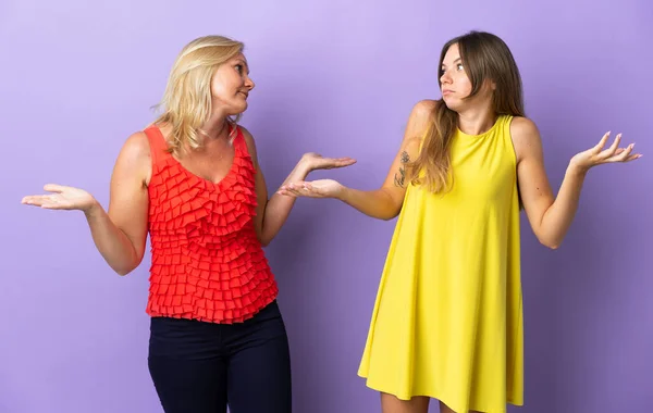 Mom Daughter Isolated Purple Background Making Unimportant Gesture While Lifting — Stock Photo, Image