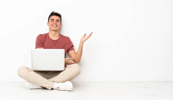 Adolescente Sentado Flor Com Seu Laptop Estendendo Mãos Para Lado — Fotografia de Stock