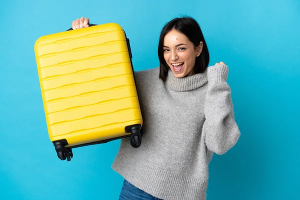 Mulher Caucasiana Jovem Isolado Fundo Azul Férias Com Mala Viagem — Fotografia de Stock