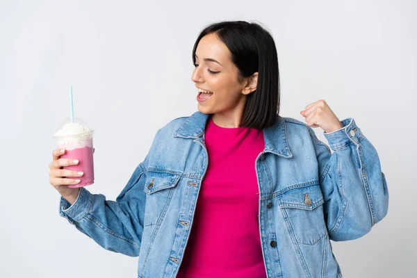 Jonge Vrouw Met Aardbei Milkshake Geïsoleerd Witte Achtergrond Vieren Een — Stockfoto