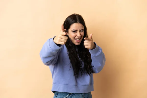 Jovem Caucasiana Sobre Fundo Isolado Apontando Para Frente Sorrindo — Fotografia de Stock