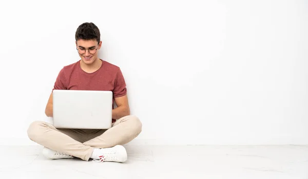 Adolescente Homem Sentado Flor Com Seu Laptop — Fotografia de Stock