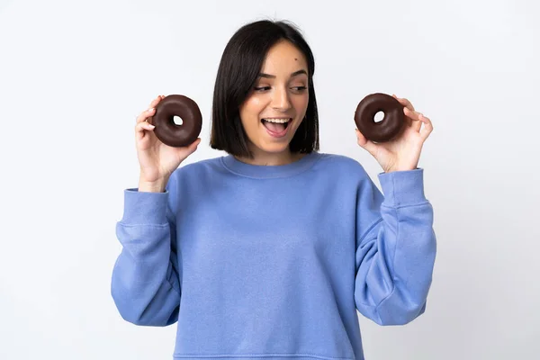 Jovem Caucasiana Isolada Fundo Branco Segurando Donuts Surpreso — Fotografia de Stock