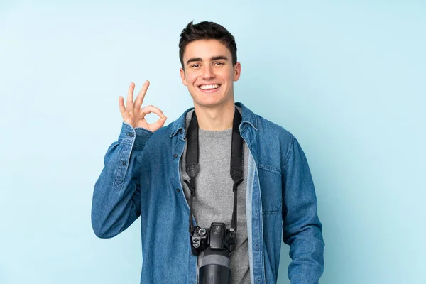 Teenager Fotograf Muž Izolované Modrém Pozadí Ukazující Znamení Prsty — Stock fotografie