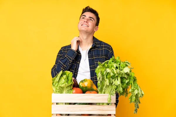 Hombre Adolescente Granjero Con Verduras Recién Recogidas Una Caja Pensando — Foto de Stock