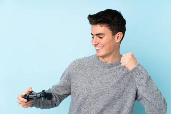 Adolescente Caucásico Hombre Jugando Con Controlador Videojuegos Aislado Sobre Fondo —  Fotos de Stock