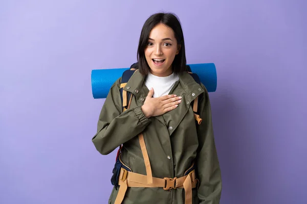 Jeune Alpiniste Femme Avec Grand Sac Dos Sur Fond Isolé — Photo