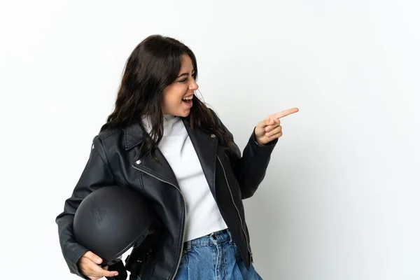 Mujer Sosteniendo Casco Moto Aislado Sobre Fondo Blanco Apuntando Con —  Fotos de Stock