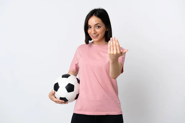 年轻的高加索女人被白色背景隔离 带着足球 做着即将到来的手势 — 图库照片