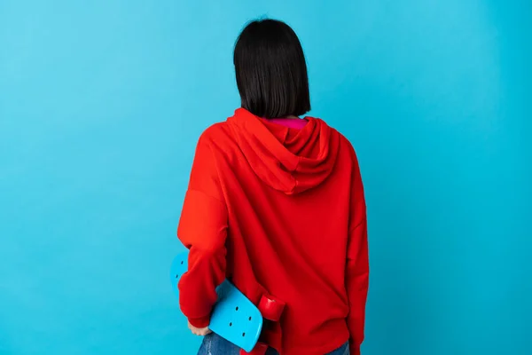 Jeune Femme Caucasienne Isolée Sur Fond Bleu Avec Patin Position — Photo