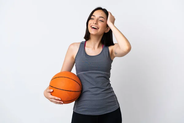 Wanita Muda Bermain Basket Terisolasi Latar Belakang Putih Tersenyum Banyak — Stok Foto