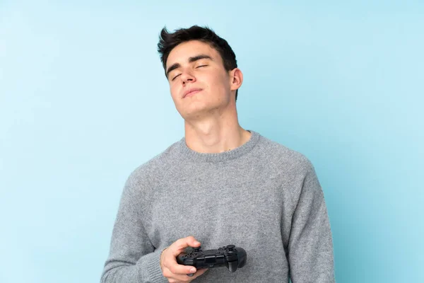 Adolescente Caucásico Hombre Jugando Con Controlador Videojuegos Aislado Sobre Fondo —  Fotos de Stock