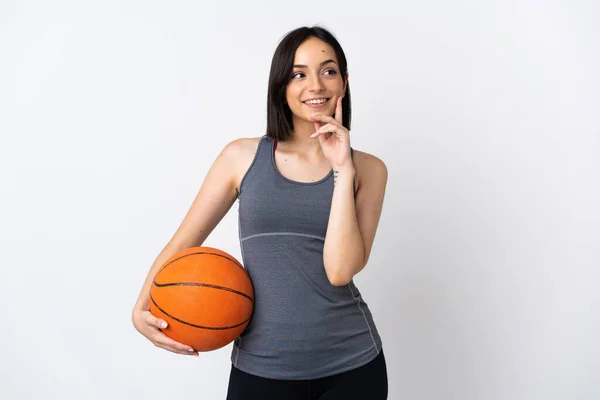 Jonge Vrouw Spelen Basketbal Geïsoleerd Witte Achtergrond Denken Een Idee — Stockfoto