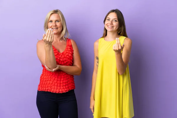 Mom Daughter Isolated Purple Background Inviting Come Hand Happy You — Stock Photo, Image