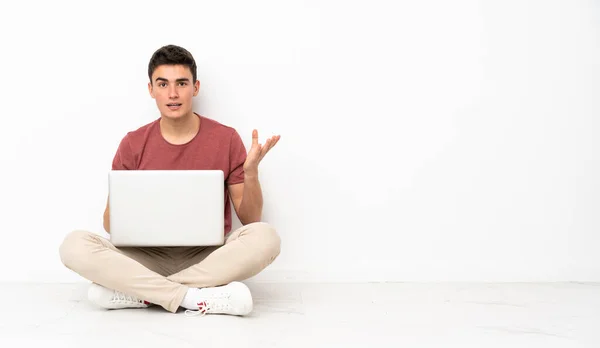 Adolescente Sentado Flor Com Seu Laptop Fazendo Gestos Dúvidas — Fotografia de Stock
