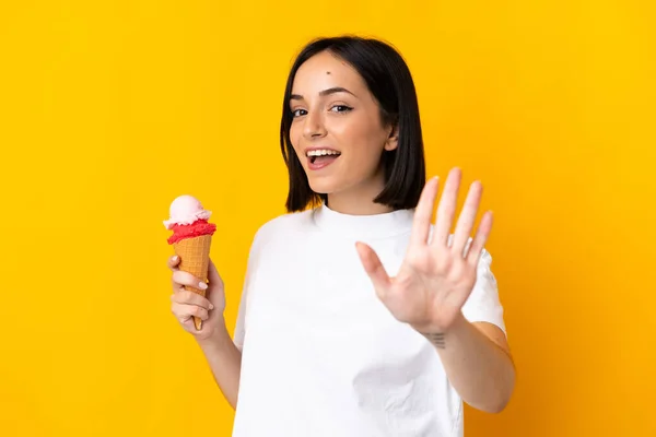 Mujer Joven Caucásica Con Helado Corneta Aislado Sobre Fondo Amarillo —  Fotos de Stock