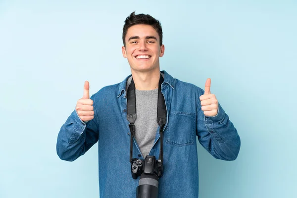 Tonåring Fotograf Man Isolerad Blå Bakgrund Ger Tummen Upp Gest — Stockfoto