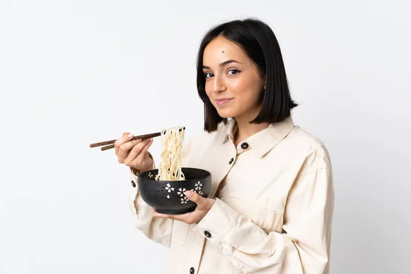 Mulher Branca Jovem Isolado Fundo Branco Segurando Uma Tigela Macarrão — Fotografia de Stock