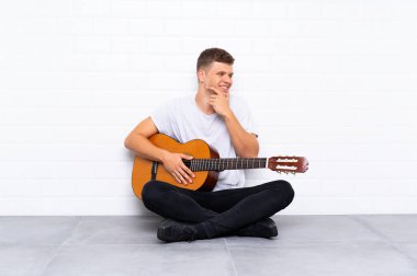 Gitar görünümlü genç yakışıklı adam.