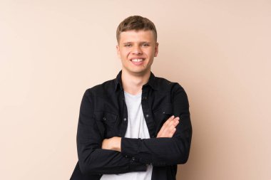 Genç yakışıklı adam gülüyor.