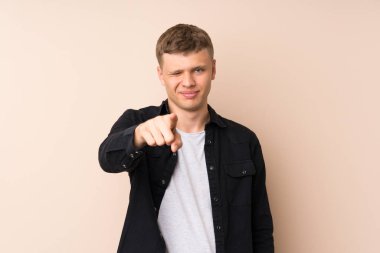 Genç yakışıklı adam seni işaret ediyor.