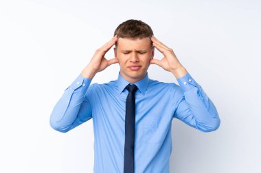 Genç yakışıklı iş adamı mutsuz ve bir şeyden bıkmış. Olumsuz yüz ifadesi