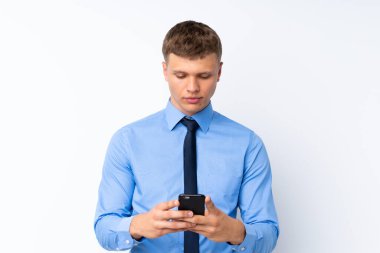 Genç yakışıklı iş adamı soyutlanmış beyaz arka plan