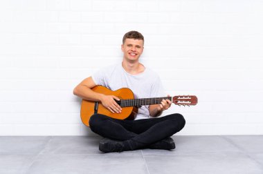 Gitarlı genç yakışıklı adam.