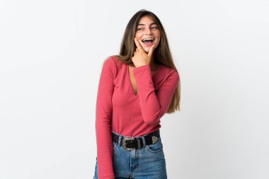 Beyaz arka planda izole edilmiş genç beyaz kadın mutlu ve gülümsüyor.