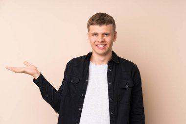 Avucunun içinde hayali bir mekan tutan genç yakışıklı adam.