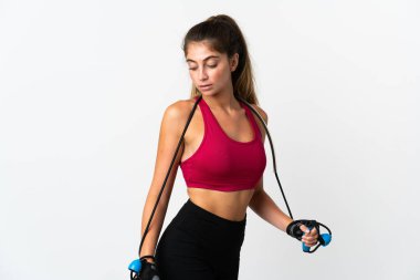 Beyaz arka planda, atlama ipiyle izole edilmiş beyaz bir beyaz kadın.