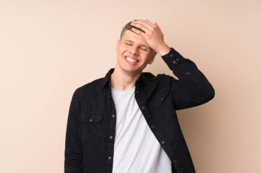 Genç yakışıklı adam gülüyor.