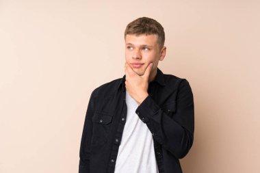 Genç yakışıklı adam bir fikir düşünüyor.