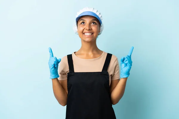 Fishwife Mulher Asiática Sobre Isolado Fundo Apontando Para Cima Uma — Fotografia de Stock