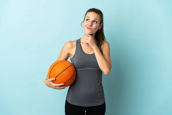 Jovem Mulher Jogando Basquete Isolado Fundo Azul Olhando Para Cima — Fotografia de Stock