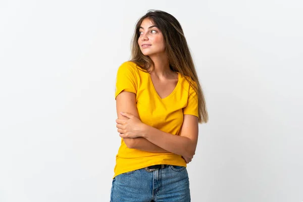 Mulher Branca Jovem Isolado Fundo Branco Olhando Para Lado Sorrindo — Fotografia de Stock