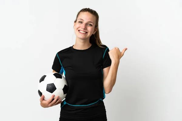 Joven Futbolista Mujer Aislada Sobre Fondo Blanco Apuntando Hacia Lado —  Fotos de Stock