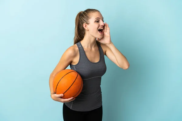 Giovane Donna Che Gioca Basket Isolato Sfondo Blu Gridando Con — Foto Stock