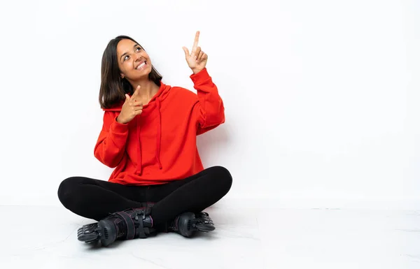 Joven Mujer Asiática Con Patines Suelo Señalando Con Dedo Índice — Foto de Stock