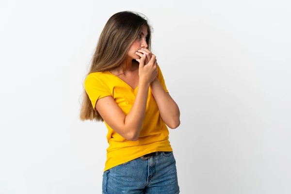 Mujer Joven Caucásica Aislada Sobre Fondo Blanco Cubriendo Boca Mirando — Foto de Stock