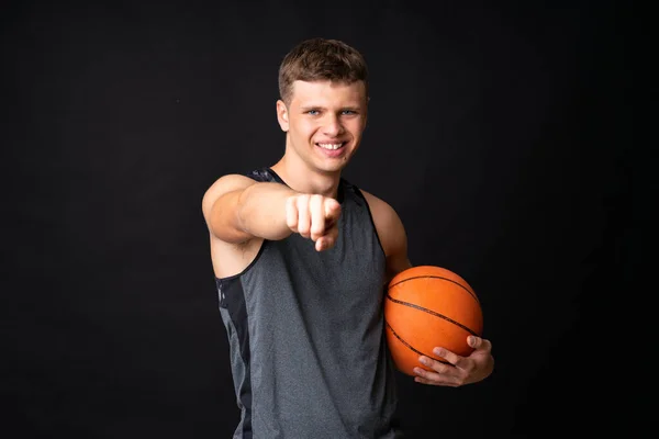 Guapo Joven Jugando Baloncesto Sobre Aislado Negro Pared — Foto de Stock