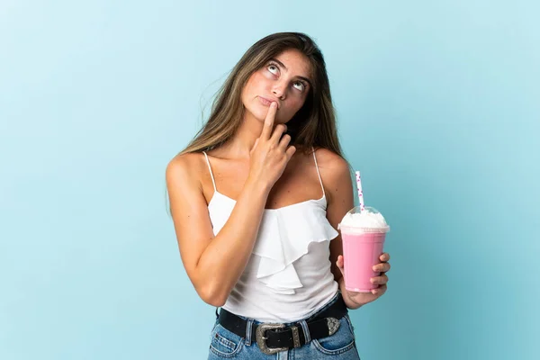 Mujer Joven Con Batido Fresa Aislado Sobre Fondo Azul Que —  Fotos de Stock