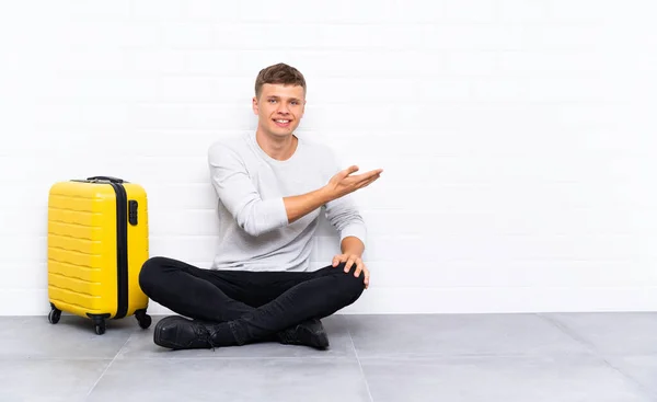 Jonge Knappe Man Zit Vloer Met Een Koffer Die Handen — Stockfoto