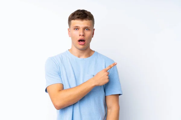 Joven Guapo Hombre Sobre Aislado Blanco Fondo Sorprendido Apuntando Lado — Foto de Stock