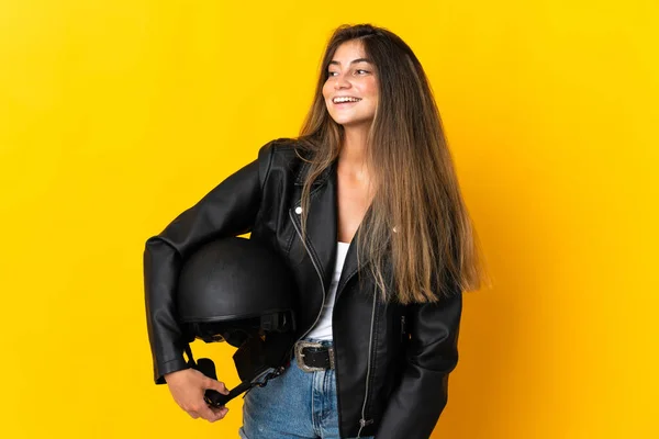 Mujer Sosteniendo Casco Moto Aislado Sobre Fondo Amarillo Mirando Hacia — Foto de Stock