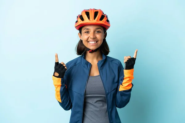 Mavi Arka Planda Izole Edilmiş Genç Bisikletçi Kadın Harika Bir — Stok fotoğraf