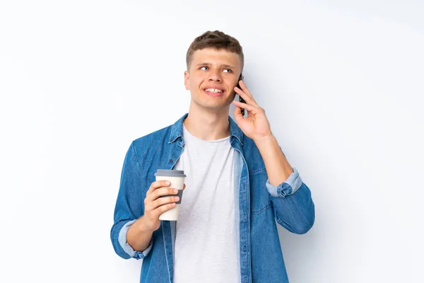 Mladý Pohledný Muž Přes Izolované Bílé Pozadí Drží Kávu Vzít — Stock fotografie